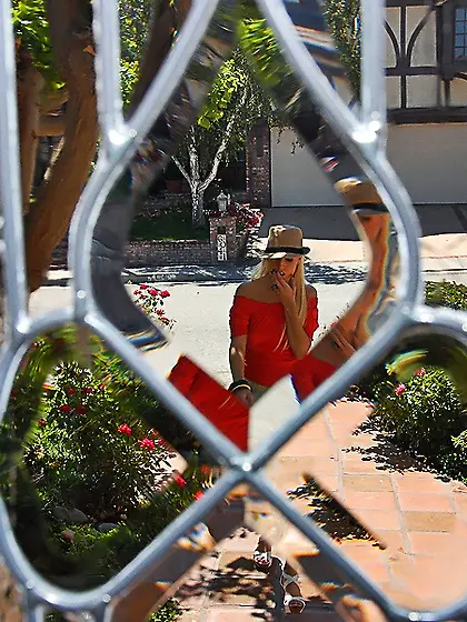 She is blonde,  bad,  beautiful and nothing can stop the hottie fr