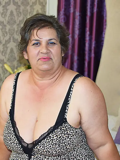 White mature with beautiful tits like to...