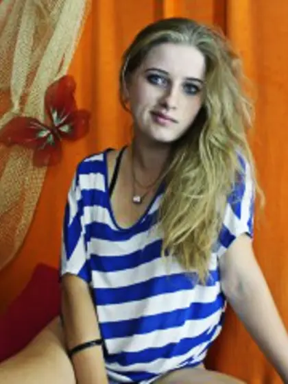 Blonde veronikaw perform cameltoe