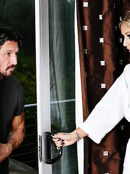 Passionate babe Madelyn Monroe is getting her wet body hardly pa