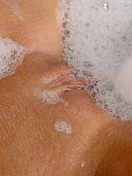 Love decided to go to the bathroom and satisfy pussy with a purp