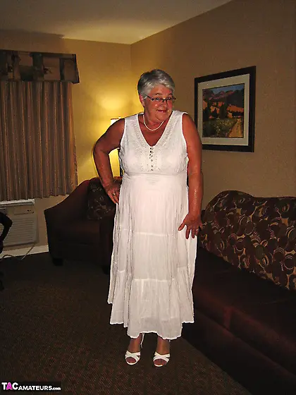 Nasty granny enjoys posing