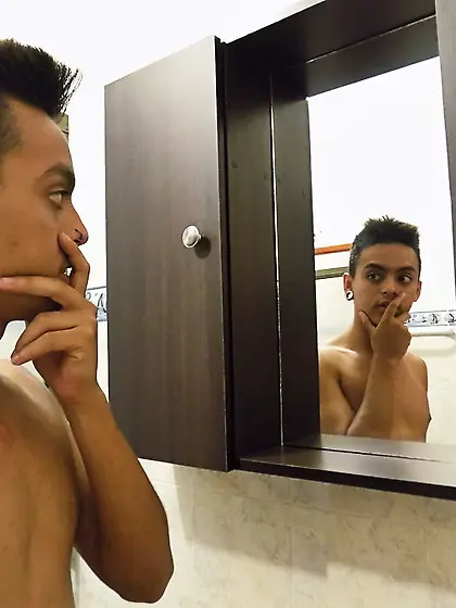 Latin young man ROBERTSDEIV2 like to snapshot