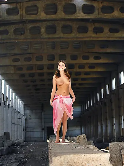 The seducing babe Angilie Femjoy doesn???t feel shame when showi