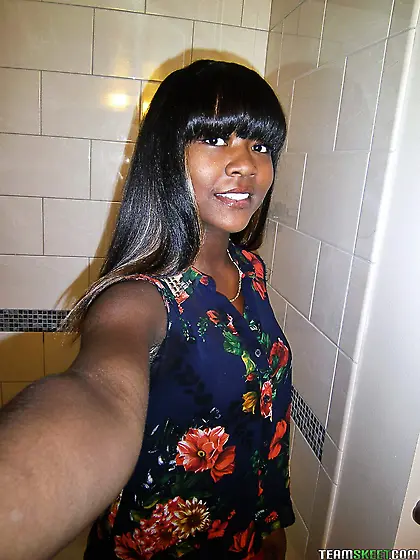 Gullible African teen’s fat ass and big tits pics get leaked