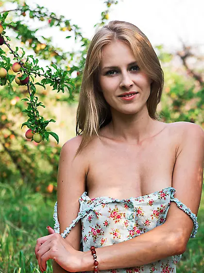 Blue panties blonde gets completely naked to pose seductively in