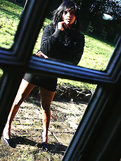 Bootylicious black babe stands