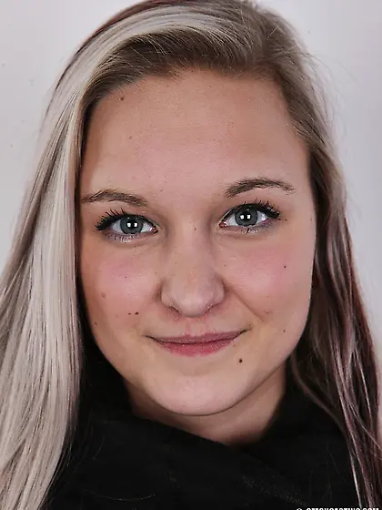 Babe came to a porn studio and stripped down upon request of pho