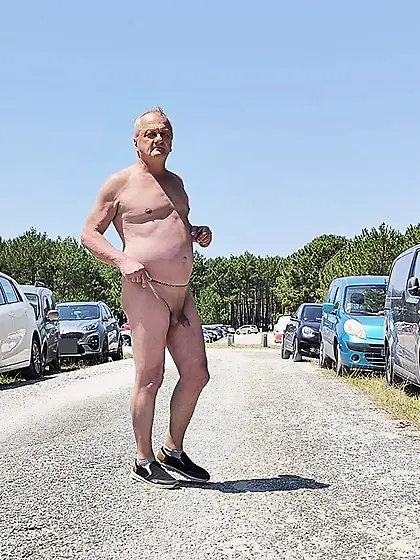 Je me fais photographier nu sur un parking