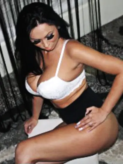 Brunette deea perform anal