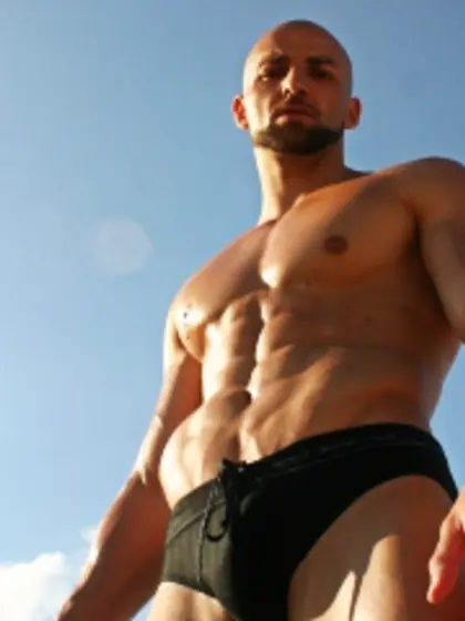 29 yo Handsomeboy willing to perform: Oil.