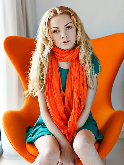 Frisky blonde chick Dara Femjoy gives the hottest view on her be