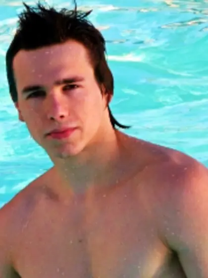 20 yo brunette Neonx2.