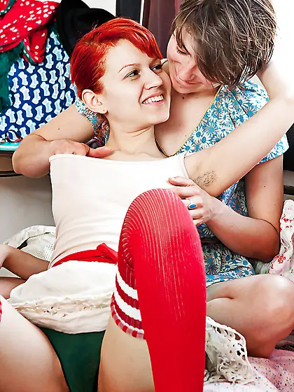 Amateur lesbo GFs decide to spice things up with lots of licking