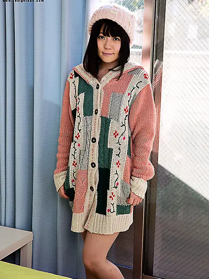 Hot Asian girl Mai Araki is wearing nothing when taking seducing