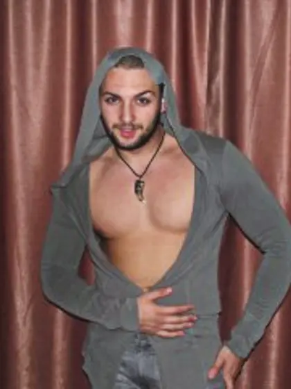 Brunette erickstyles perform close