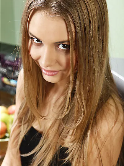 Charming naked chick Tianna MPL is performing the horny softcore