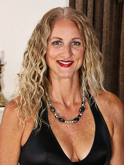 Tiny tits tanned milf