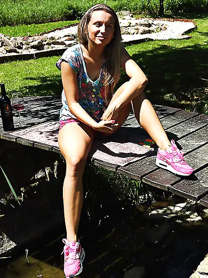 Babe nails pussy with pencils and a bottle of wine before drinki