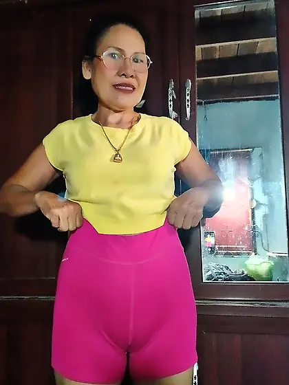 Indonesian Mature Camel Toe