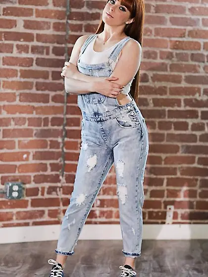 Red-haired charmer takes off denim overall to impress with naked