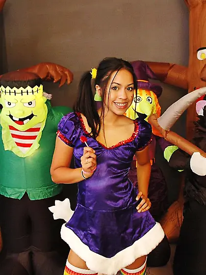 Tight black haired chic Cindy Cupcakes with small tits and bald