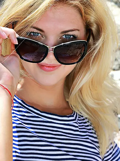 It???s a hot summer day and sexy blonde Candy A decides to lose