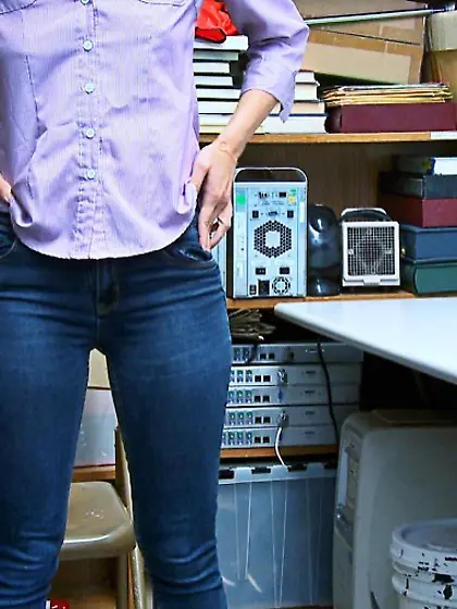 Store guard stuffs a pink pussy during office...