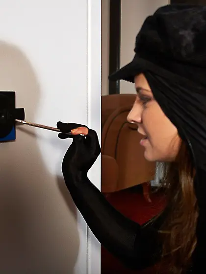 Gorgeous teen burglar shagging