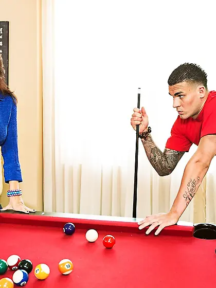 Gorgeous babe displays big