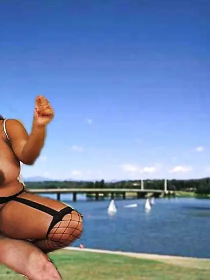 Bare BBWs outdoor (photoshopped)