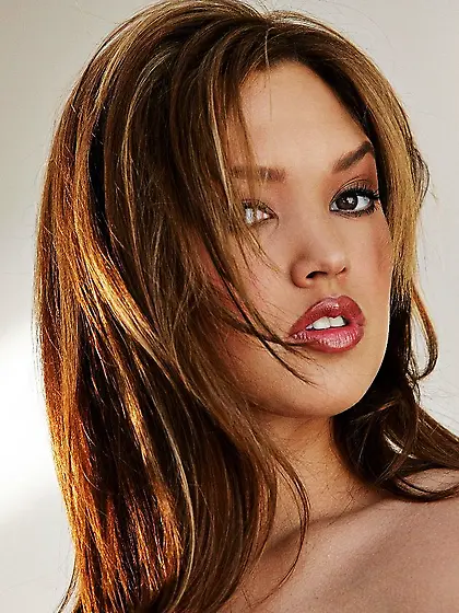 Smashing babe Valentina Vaughn in lace lingerie demonstrates her