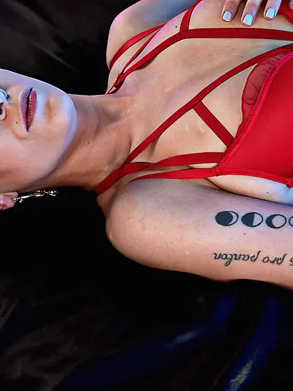 Breathtaking bimbo boffed in bed 