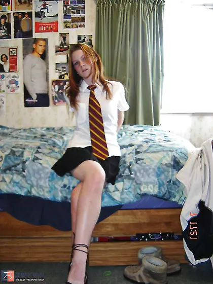 Geiles Teeny stript vor dem Spiegel