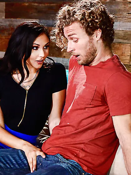 Ariana Marie removes her lingerie and gets ready for licking