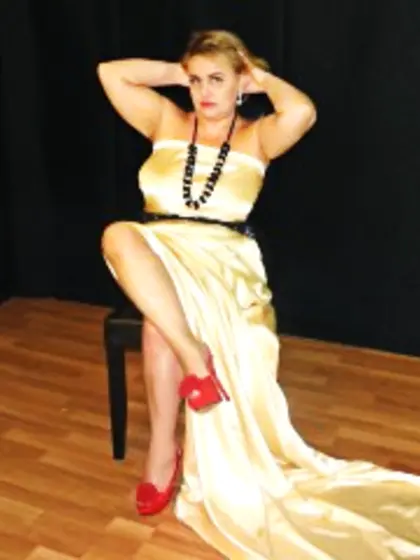 Blonde aphrodite perform cameltoe