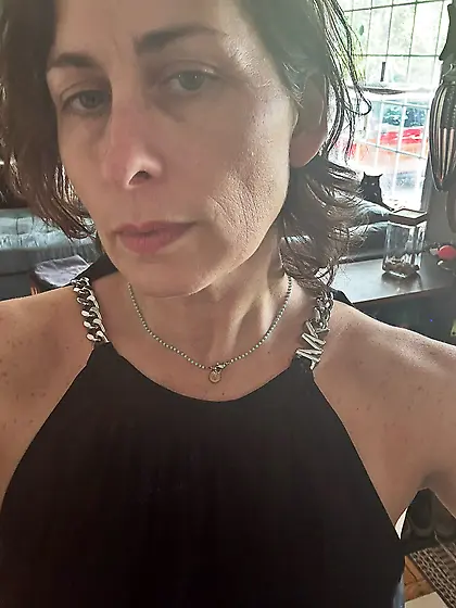 Footslut Angela loves being seen