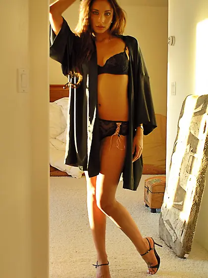 Tiffany Taylor gets off hre shirt and lingerie and shows her tit