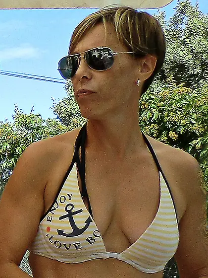 Enma en bikini striptease