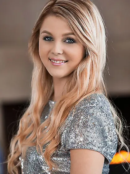 Gorgeous golden haired babe Chloe Lynn fingers herself on the co