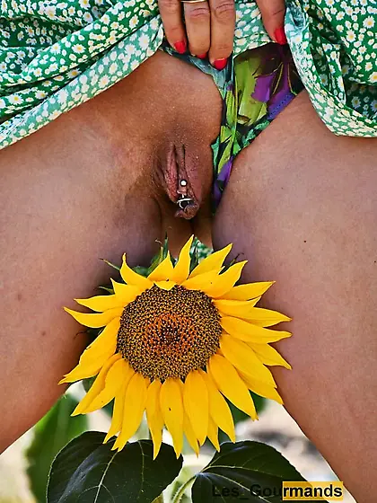 MILF Sexy outdoors in flowery underwear