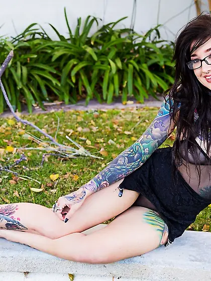 Nerdy brunette chick cums