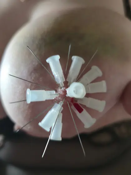 Brüste mit zehn Nadeln