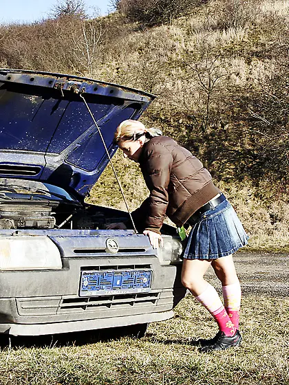 Guy rescues teen fixing