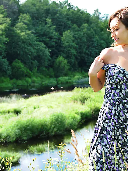 Gorgeous hottie bares lusty