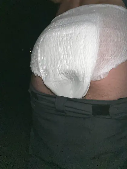 Windel Nachts auf dem Sportplatz.