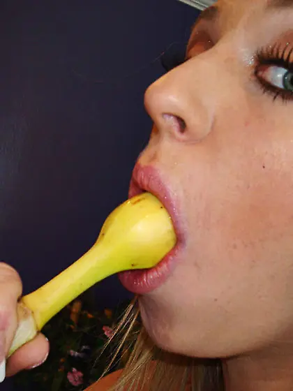 Deephthroat queen Jaelyn has no gag reflex