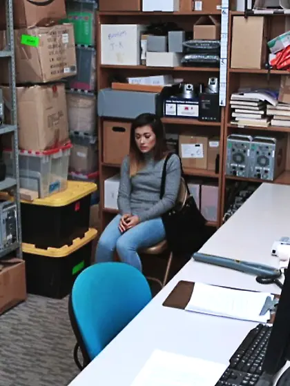 Hot girl-boy sex between a thief and a guard