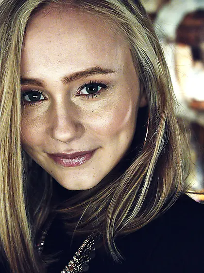 Teenage babe loves fucking on top