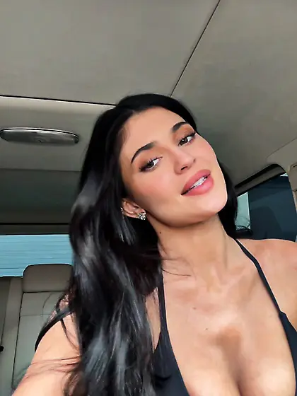 Kylie Jenner - massive cleavage 02/06/2026